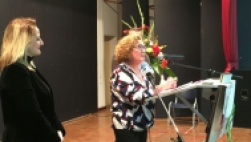 La psicóloga Juana Fuentes, especializada en atención a mujeres víctimas de violencia de género, recogió el Premio 8M de San Javier