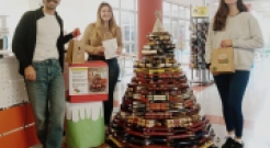 El tradicional árbol de libros de la Biblioteca tiene premio esta Navidad 