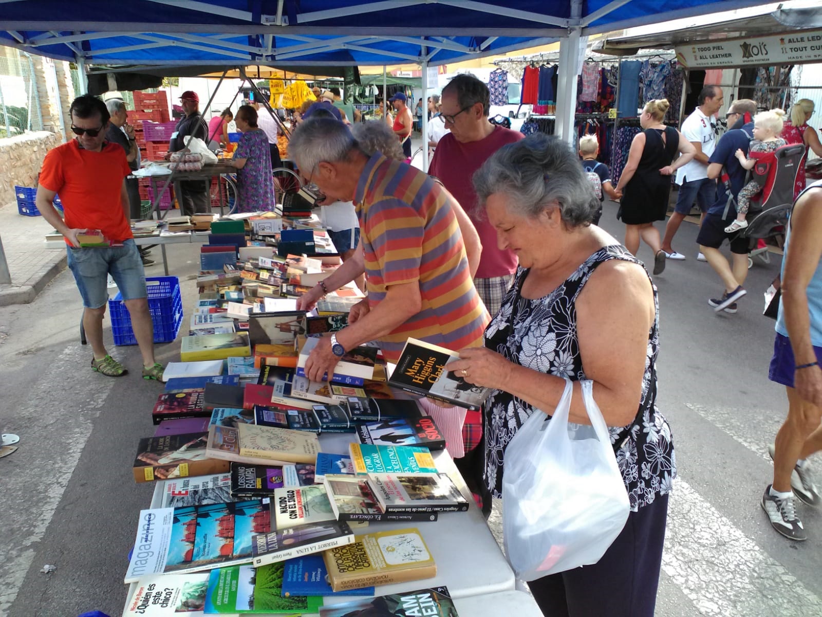 Mercado de libro gratis en el mercado de Santiago de la Ribera
