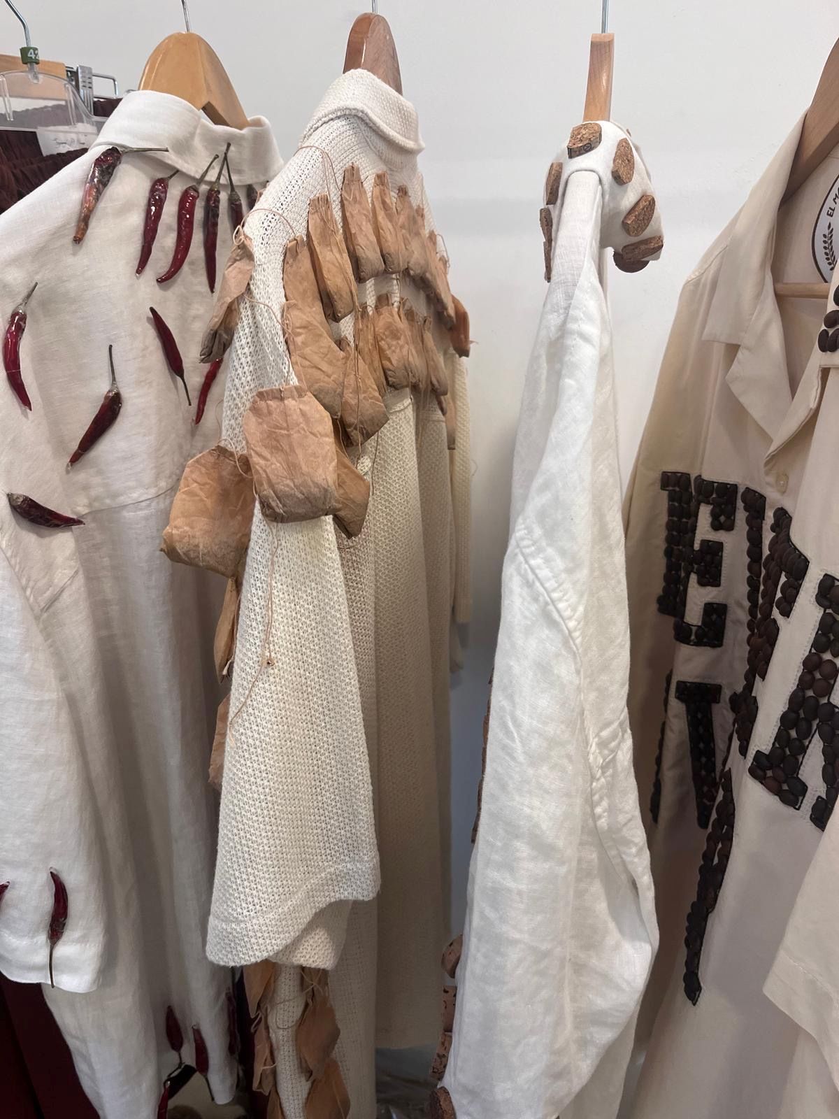 Desfile de moda con diseños que incorporan residuos orgánicos 