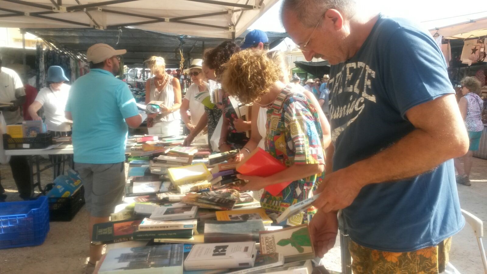 BOOK MARKET. Come for your free book