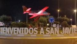 ​La concejalía de Sanidad, a petición del Centro Regional de Hemodonación, iluminó el avión ubicado en la rotonda de Dos Mares