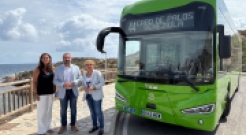 La Comunidad pone en servicio el primer bus eléctrico en La Manga 